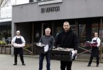 Amstelveen 2 april 2020
Johnny Heitinga bezorgt eten  voor bijzondere mensen ivm het Corona virus .