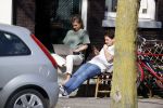 Amsterdam 6 april 2020
Julius v t Hek en zijn vriendin zitten voor het huis van zijn Vader Youp v t Hek in het zonnetje