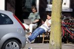Amsterdam 6 april 2020
Julius v t Hek en zijn vriendin zitten voor het huis van zijn Vader Youp v t Hek in het zonnetje