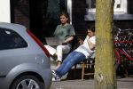 Amsterdam 6 april 2020
Julius v t Hek en zijn vriendin zitten voor het huis van zijn Vader Youp v t Hek in het zonnetje