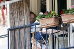 Amsterdam 11 april 2020
Marc marie Huijbregts verschuilt zich op zijn balkon