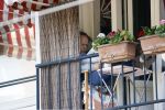 Amsterdam 11 april 2020
Marc marie Huijbregts verschuilt zich op zijn balkon