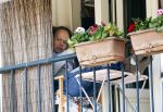 Amsterdam 11 april 2020
Marc marie Huijbregts verschuilt zich op zijn balkon