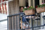 Amsterdam 11 april 2020
Marc marie Huijbregts verschuilt zich op zijn balkon