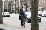 Amsterdam 1 april 2020
Mari v d Ven helemaal ingepakt op de fiets in Amsterdam zuid .