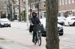 Amsterdam 1 april 2020
Mari v d Ven helemaal ingepakt op de fiets in Amsterdam zuid .