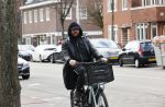 Amsterdam 1 april 2020
Mari v d Ven helemaal ingepakt op de fiets in Amsterdam zuid .