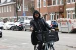 Amsterdam 1 april 2020
Mari v d Ven helemaal ingepakt op de fiets in Amsterdam zuid .