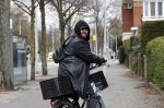 Amsterdam 1 april 2020
Mari v d Ven helemaal ingepakt op de fiets in Amsterdam zuid .