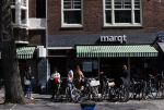 Amsterdam 17 april 2020
Bij Marqt staan mensen buiten te wachten ivm het corona virus