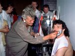 Stuttgart 25 mei 1988
PSV wint europacup I en Erik Gerets zijn baard wordt afgeschoren door de vrouw van Jac v d Ven nadat hij dit aan zijn ploeggenoten had beloofd voorafgaand aan de wedstrijd bij e.v.t. winst. Verder op de achtergrond o.a. Martin v d Heuvel en ton v Schijndel
PETER SMULDERS BV