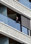 Amsterdam 23 maart 2020
Matthijs v Nieuwkerk brengt zijn vrouw Karin v Munster naar hun huis op de gracht . Vervolgens rijdt hij naar zijn eigen appartement in complex Pontsteiger . Na daar een uurtje geweest te zijn rijdt hij op zijn fiets naar de westergasfabriek waar DWDD opgenomen wordt.