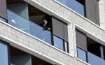 Amsterdam 23 maart 2020
Matthijs v Nieuwkerk brengt zijn vrouw Karin v Munster naar hun huis op de gracht . Vervolgens rijdt hij naar zijn eigen appartement in complex Pontsteiger . Na daar een uurtje geweest te zijn rijdt hij op zijn fiets naar de westergasfabriek waar DWDD opgenomen wordt.