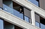 Amsterdam 23 maart 2020
Matthijs v Nieuwkerk brengt zijn vrouw Karin v Munster naar hun huis op de gracht . Vervolgens rijdt hij naar zijn eigen appartement in complex Pontsteiger . Na daar een uurtje geweest te zijn rijdt hij op zijn fiets naar de westergasfabriek waar DWDD opgenomen wordt.
