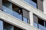 Amsterdam 23 maart 2020
Matthijs v Nieuwkerk brengt zijn vrouw Karin v Munster naar hun huis op de gracht . Vervolgens rijdt hij naar zijn eigen appartement in complex Pontsteiger . Na daar een uurtje geweest te zijn rijdt hij op zijn fiets naar de westergasfabriek waar DWDD opgenomen wordt.