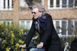 Amsterdam 23 maart 2020
Matthijs v Nieuwkerk brengt zijn vrouw Karin v Munster naar hun huis op de gracht . Vervolgens rijdt hij naar zijn eigen appartement in complex Pontsteiger . Na daar een uurtje geweest te zijn rijdt hij op zijn fiets naar de westergasfabriek waar DWDD opgenomen wordt.