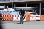 Amsterdam 23 maart 2020
Matthijs v Nieuwkerk brengt zijn vrouw Karin v Munster naar hun huis op de gracht . Vervolgens rijdt hij naar zijn eigen appartement in complex Pontsteiger . Na daar een uurtje geweest te zijn rijdt hij op zijn fiets naar de westergasfabriek waar DWDD opgenomen wordt.