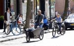 Amsterdam 11 april 2020
Michel v d Bergh en zijn vriendin Kimberley Klaver met de kinderen