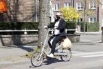 Amsterdam 17 april 2020
Vrouw op de fiets met een mondkapje.