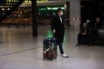 Schiphol 19 maart 2020
een man met een mondkapje op schiphol.