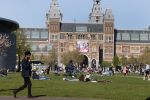 Amsterdam 19 april 2020
Drukte ondanks de 1.5 meter afstand op het museumplein in deze vervelende corona tijd.