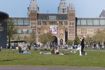 Amsterdam 19 april 2020
Drukte ondanks de 1.5 meter afstand op het museumplein in deze vervelende corona tijd.