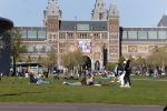 Amsterdam 19 april 2020
Drukte ondanks de 1.5 meter afstand op het museumplein in deze vervelende corona tijd.