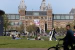 Amsterdam 19 april 2020
Drukte ondanks de 1.5 meter afstand op het museumplein in deze vervelende corona tijd.