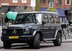 Amsterdam 3 april 2020
Nikkie Plessen stapt in haar mercedes G klasse.