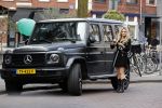 Amsterdam 3 april 2020
Nikkie Plessen stapt in haar mercedes G klasse.