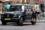 Amsterdam 3 april 2020
Nikkie Plessen stapt in haar mercedes G klasse.
