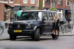 Amsterdam 3 april 2020
Nikkie Plessen stapt in haar mercedes G klasse.
