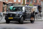 Amsterdam 3 april 2020
Nikkie Plessen stapt in haar mercedes G klasse.
