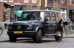 Amsterdam 3 april 2020
Nikkie Plessen stapt in haar mercedes G klasse.