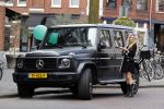 Amsterdam 3 april 2020
Nikkie Plessen stapt in haar mercedes G klasse.