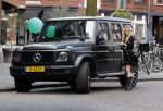 Amsterdam 3 april 2020
Nikkie Plessen stapt in haar mercedes G klasse.