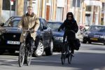 Den haag 21 maart 2020
Piet Hein Donner en zijn vrouw fietsend door Den Haag.