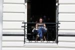 Amsterdam 4 april 2020
Prinses Annette zit met haar raam open lekker op de ipad.