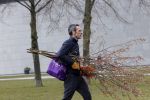 Amsterdam 2 april 2020
Rolf Snoeren doet boodschappen en loopt naar zijn huis.