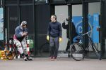 Amsterdam 2 april 2020
Rolf Snoeren doet boodschappen en loopt naar zijn huis.