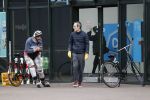Amsterdam 2 april 2020
Rolf Snoeren doet boodschappen en loopt naar zijn huis.