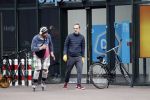 Amsterdam 2 april 2020
Rolf Snoeren doet boodschappen en loopt naar zijn huis.