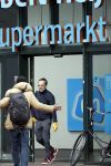 Amsterdam 2 april 2020
Rolf Snoeren doet boodschappen en loopt naar zijn huis.