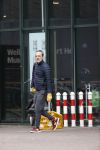 Amsterdam 2 april 2020
Rolf Snoeren doet boodschappen en loopt naar zijn huis.