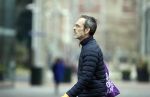 Amsterdam 2 april 2020
Rolf Snoeren doet boodschappen en loopt naar zijn huis.