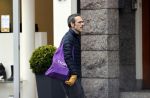 Amsterdam 2 april 2020
Rolf Snoeren doet boodschappen en loopt naar zijn huis.