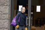 Amsterdam 2 april 2020
Rolf Snoeren doet boodschappen en loopt naar zijn huis.