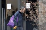 Amsterdam 2 april 2020
Rolf Snoeren doet boodschappen en loopt naar zijn huis.