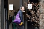 Amsterdam 2 april 2020
Rolf Snoeren doet boodschappen en loopt naar zijn huis.