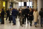 Schiphol 19 maart 2020
Romy Monteiro en haar vriend Jasper Suyk arriveren vanuit bangkok op Schiphol . Moeder Antje en haar partner Dennis halen ze op . Ook hun hondje is erbij. Karin Riethoven interviewt ze op afstand
